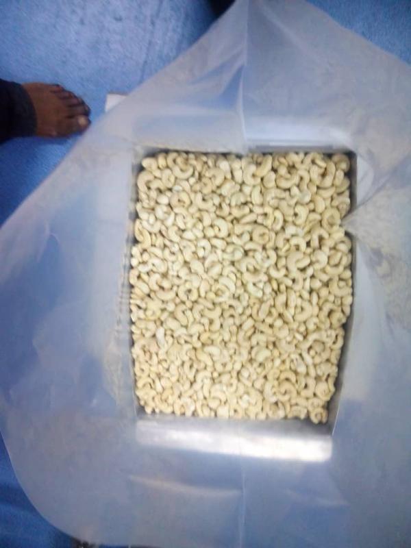  Noix De Cajou - fruits secs et graines grillées  je dispose de dizaines de tonnes de noix cajou &agrave; casablanca merci de me joindre pour les personnes int&eacute;ress&eacute;es 