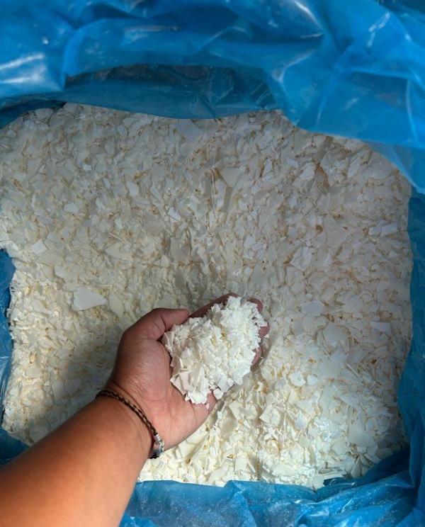  Cire De Soja Végétale - matiere vegetale nous proposons de la cire de soja v&eacute;g&eacute;tale de meilleurs qualit&eacute; pour la production des bougies. le prix est de 6000 fcfa/ kg . commande minimale 1 kg. 