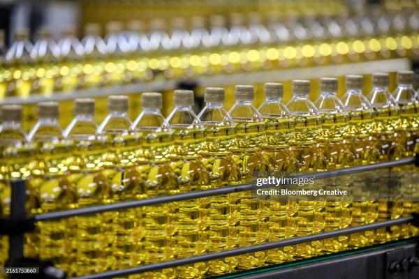  Huile De Tournesol Raffinée Huile Végétale - autres huile de tournesol enti&egrave;rement raffin&eacute;e garantit un go&ucirc;t neutre et pur ainsi qu'un point de fum&eacute;e &eacute;lev&eacute; ce qui la rend id&eacute;ale pour divers modes de cuisson. options de conditionnement vari&eacute;es offre de la flexibilit&eacute; en mati&egrave;