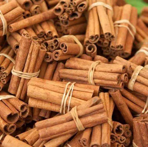  Batons De Cannelle - épices aromates nous disposons des b&acirc;tons de cannelle de haute qualit&eacute;. disponible en gros d&eacute;tails . nous cherchons des revendeurs ou des utilisateurs pour des besoins personnels pour &eacute;couler. 