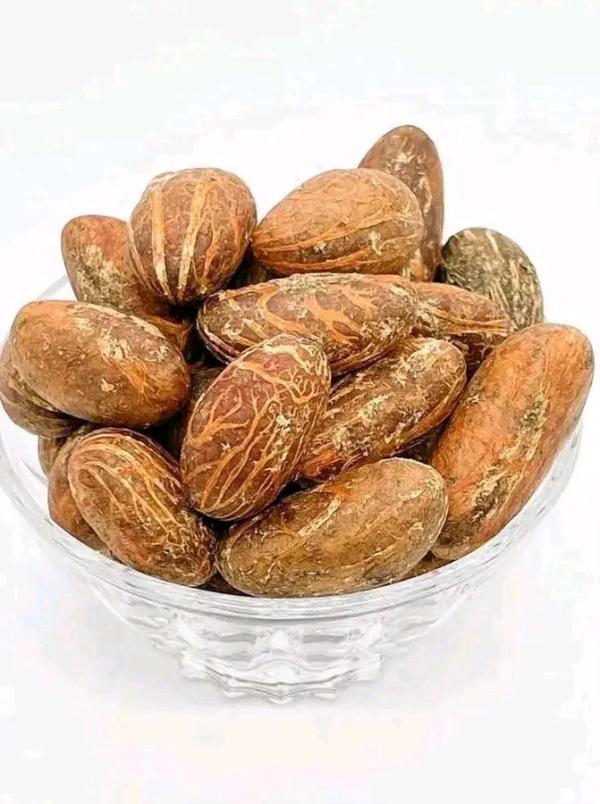  Noix De Petit Cola - épices aromates nous disposons d'une grande quantit&eacute; des noix de petit colas fraiche destin&eacute; &agrave; vendre sur le march&eacute; national sous r&eacute;gional ou international. nous disposons de 6 tonnes pr&eacute;sentement avec un prix de 2000 fcfa / kg disponibles en gros et d&eacute;tails. comma