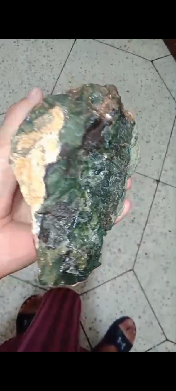  Nephrite Jade - pierre roche vente de pierre naturelle   n&eacute;phrite jade du maroc nous proposons &agrave; la vente de la n&eacute;phrite jade naturelle provenant du maroc. caract&eacute;ristiques pierre naturelle de haute qualit&eacute;. couleur vert (diff&eacute;rentes nuances selon les blocs). disponible en bloc