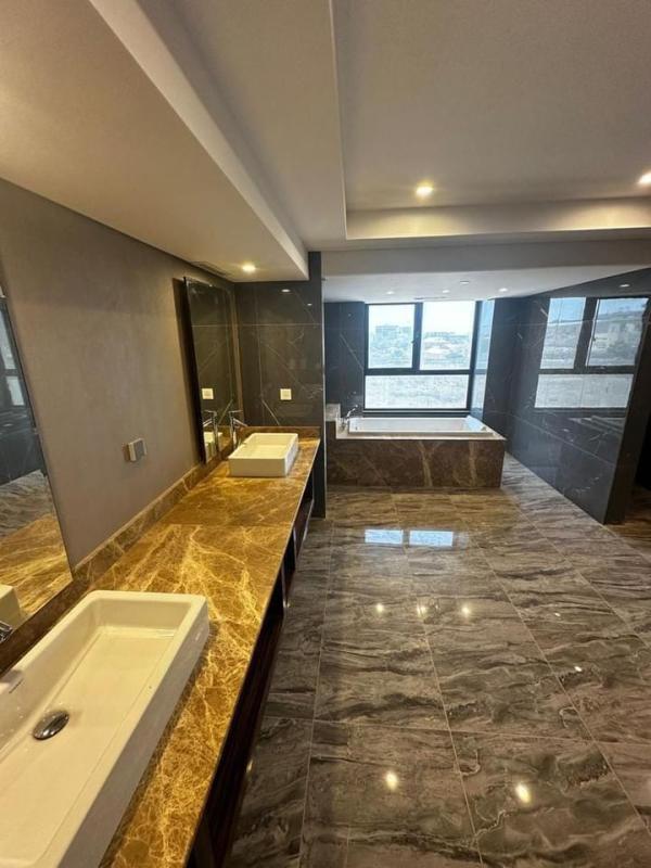  Hôtel Hectares Vendre, Sénégal Dakar - Investissement capitaux l'h&ocirc;tel pieds dans l eau sur une superficie de 9 hectares s&eacute;n&eacute;gal dakar compos&eacute; de 201 suites salle de conf&eacute;rence salle dancing centre commercial parking restaurant et piscine les travaux sont en finition de 80 % titre foncier individuel nb l'