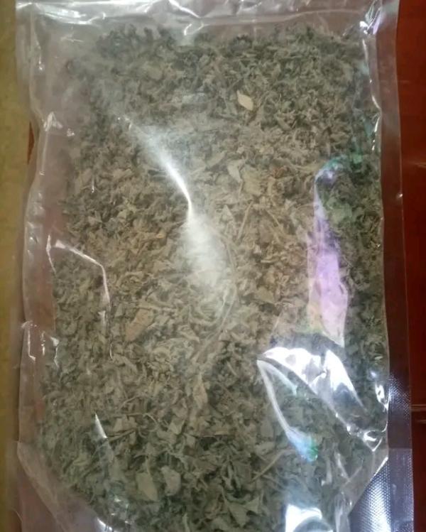  Feuilles D'ambunu - hygiene entretien r&eacute;put&eacute;es pour ses propri&eacute;t&eacute;s lavantes et d&eacute;melantes naturelles. id&eacute;ales pour les cheveux boucl&eacute;s fris&eacute;s et cr&eacute;pus les feuilles d'ambunu sont un alli&eacute; incontournable pour une routine capillaire naturelle et efficace.