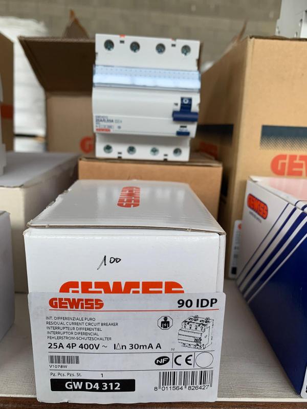  Lot De Materiel Electrique Particulier Et Pro - autres nous disposons &agrave; la vente de 4 containers de mat&eacute;riel &eacute;lectrique neuf emball&eacute; dans son emballage d'origine d'interrupteurs prises interrupteurs rotatifs mat&eacute;riel &eacute;lectrique divers gaines goulottes mat&eacute;riel industriel panneaux lampadaires pou