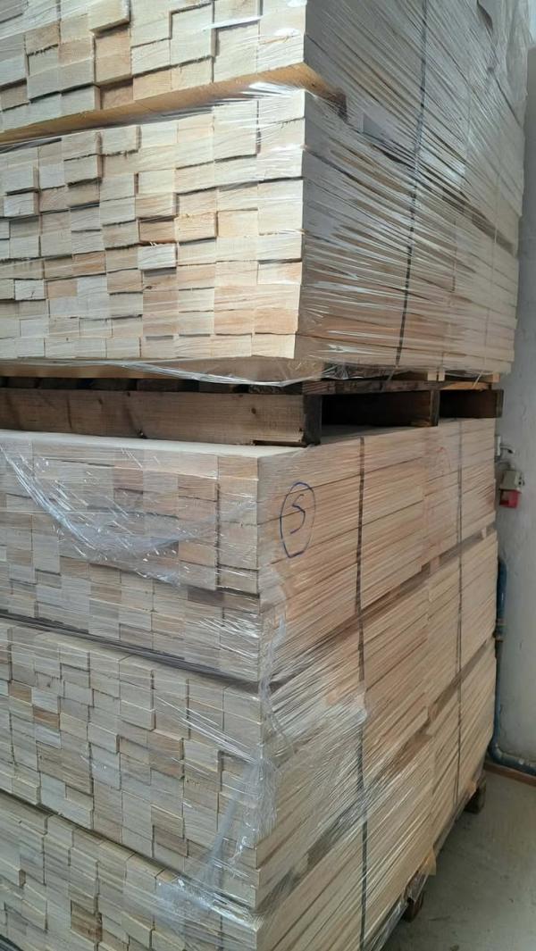  Radiata Pine (pinus Radiata)/sitka Spruce - other texture sitka spruce has a fine even texture and a consistently straight grain. norway spruce european spruce german norway spruce has a fine even texture and a consistently straight grain. rot resistance heartwood is rated as being slightly resistant to non resistant to decay. work