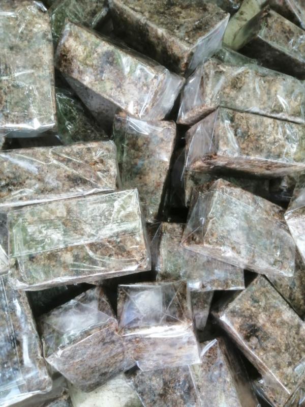  Savon Naturels Africains - matières grasses nous avons 3 vari&eacute;t&eacute;s savons noirs traditionnel (secret de m&eacute;m&eacute;) savon noir enrichit au beurre de karit&eacute; savon noir liquide en 500ml et 1l compos&eacute; d'ingr&eacute;dients bio le savon noir africain &eacute;limine les peaux mortes les toxines les impu