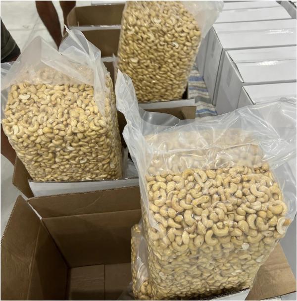  Les Produits Locaux Cajou Ananas Mangue Avoca - fruits secs et graines grillées  nous sommes une soci&eacute;t&eacute; exportatrice agr&eacute;&eacute;e bas&eacute;e au b&eacute;nin sp&eacute;cialis&eacute;e dans les produits tropicaux de tr&egrave;s bonne qualit&eacute;  noix de cajou d&eacute;cortiqu&eacute;es ww320 (grade export humidit&eacute; <5% conforme normes