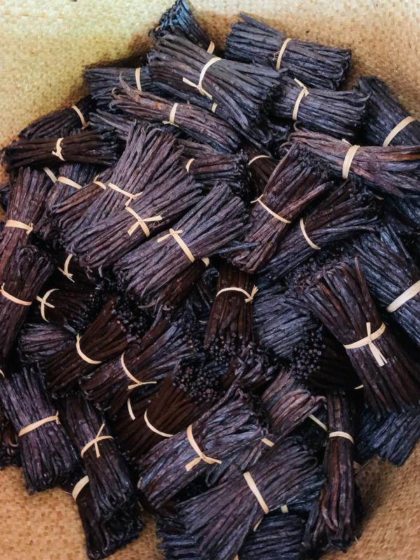  Vanille De Madagascar - épices aromates  nous sommes producteur et exportateurs de vanille bas&eacute; madagascar. nous avons plusieurs types de vanille &agrave; disposition vanille grade 1 noire gourmet noire tk (non fendue) vanille grade 2 noire gourmet noire tk rouge (fendue) vanille grade 3 cuts nous pouvo