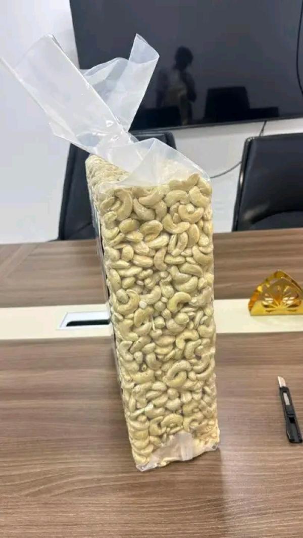  Noix De Cajou Decortiquee Ww320 Origine Ben - fruits secs et graines grillées  produit amandes de cajou ww320 origine benin recolte 2025/2026 quantite 5t disponible grade ww320 humidite <5% defauts <5% kor 52/54 packing export standard 2 tins de 10kg infuses co2 par carton = 20kg net/carton prix fob cotonou sur demande documents phyto co fumigation 