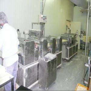  Ligne De Laminage Et De Découpe Pour Pâte Feuillé - patisserie ligne de laminage et de découpe de pâte feuilletée,  de marque séria,  de 1998. cette ligne peut etre utilisée pour différents types de pâtes et nous avons plusieurs outils de découpe. la ligne est en bon état et a été ré