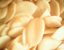  Sesame Blanc - fruits et légumes nous produisons en grande quantité du sésame blanc dans l'image ci-joint dont nous cherchons des débouchés pour la commercialisation. je vous remercie de bien vouloir me contacter.