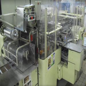  Lignes D'emballage De Tablettes De Chocolat - café cacao thé 5 lignes d'emballage de tablettes de chocolat. chaque ligne comprenant - -----1 covoyeur safeline (avec detecteur / ejecteur)---1 sig dst (thermoscellante,  colle sur papier,  format 100 gr)---convoyeur---ensacheuse fmc----