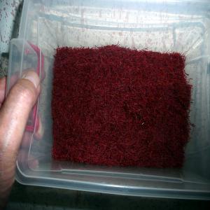  Safran Du Maroc - épices aromates la société exporte en vrac  voir photo ,  du safran en pistil de premier choix a 9.50 euros le gramme (que le bout rouge du pistil) en vrac , ainsi que des petit pot en verre de 3 grammes ,  pour le second choix le pistil et entier a 8.90 euros le gramme  , commande de 1 kg minimum livrais