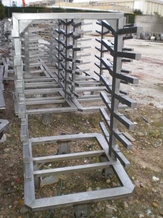  Carros Manipulación Productos Carnicos Con Ruedas - matériels machines se venden por cese de actividad- --40 carros de aluminio c/ruedas y 14 estantes con 560 bandejas moviles. --medidas carro---alto- 1,  50 m. ancho- 0,  75 m. largo- 0,  80 m. --medidas utiles bandejas aluminio- --alto- 0,  12 m. ancho- 0,  43 m. largo- 0,  75 m. --depositados en burgos (spain) --excelente 