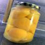 Abricots conserv&eacute;s dans des bocaux 