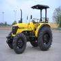 engin <b>agricole</b> laboure en provenance de l'ind